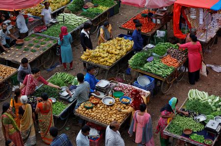 インド政府が１２日発表した６月の消費者物価指数（ＣＰＩ）は、前年比５．０８％上昇した。写真は２０２３年８月、アーメダバードの市場で撮影（２０２４年　ロイター／Amit Dave）