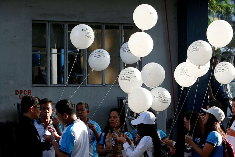 ２月１３日、フィリピンのドゥテルテ大統領が、自身が掲げた看板政策ともいえる情け容赦のない麻薬撲滅戦争において、警察を主役の座から外すという「急転換」を決断した背景とは。写真はケソンで６日、韓国人ビジネスマンの死を悼み、白い風船を手にするフィリピンの人々（２０１７年　ロイター/Erik De Castro）