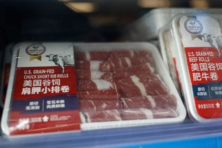 ８月６日、中国商務省は牛肉輸入に関する調査期間を３カ月間延長したと発表した。写真は北京のスーパーに並ぶ米国産牛肉。４月撮影（２０２５年　ロイター/Tingshu Wang）