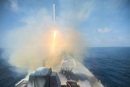 米艦から発射されるトマホーク巡航ミサイル。２月２８日撮影。撮影場所は非公開（２０２６年　米海軍提供／ロイター）
