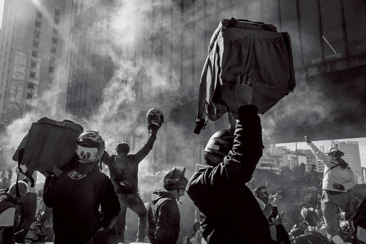 ブラジル南東部に位置する最大都市サンパウロで、労働条件の改善を求めて抗議デモを行うデリバリーアプリの配達員。コロナ禍に伴う経済危機で失業した人々にとって、配達作業は数少ない選択肢の1つ