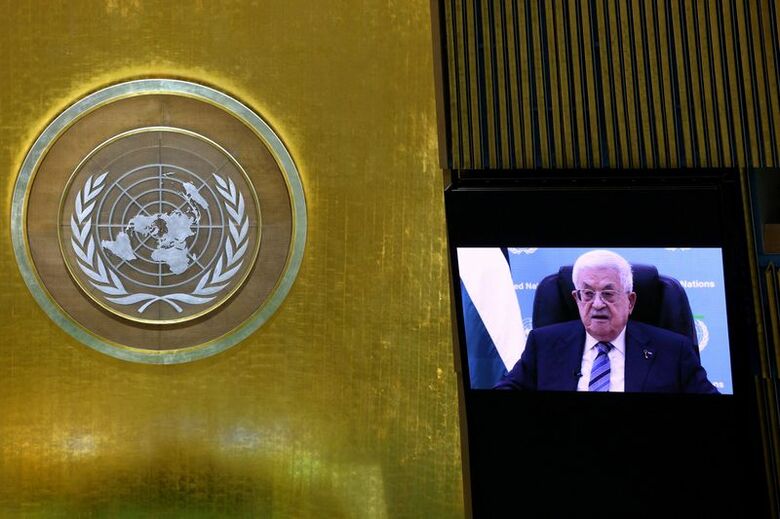 国連総会でビデオ演説するパレスチナ自治政府のアッバス議長。２４日撮影。REUTERS/Mike Segar