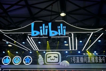 　８月６日、 中国共産党機関紙の人民日報は、未成年を保護するためにインターネットプラットフォーム運営会社は有名人の過剰なプロモーションは控えるべきとの論説を掲載した。写真は上海で開かれたデジタル・エンターテインメントのエキスポでのビリビリのブース。７月撮影（２０２１年　ロイター/Aly Song）
