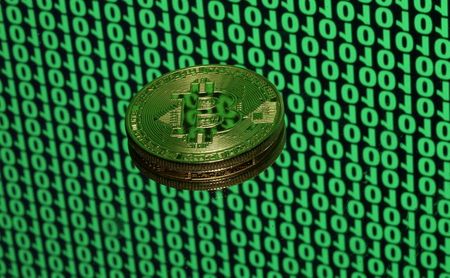 スタンダード・チャータードが新設した暗号資産（仮想通貨）リサーチ部門は、ビットコインの価値が、来年初めまでに現在の約２倍の１０万ドルに達すると予測、中・長期的には最高で１７万５０００ドルに上昇する可能性があるとの見方を示した。（２０２１年　ロイター/Dado Ruvic/Illustration）