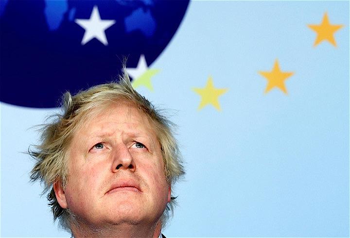ジョンソン英首相は欧州連合（EU）離脱に向けた最終提案を発表し、これが受け入れられなければ、英国は10月31日に合意なしで離脱すると警告した。写真はイラン外相との会談後、独・仏・EU外相と記者会見に臨むジョンソン氏（当時は英外相）。2018年1月11日、ベルギーのブリュッセルで撮影（2019年　ロイター/Francois Lenoir）
