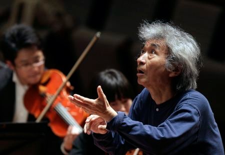 ＮＨＫなど国内メディアは９日、世界的指揮者の小澤征爾さんが今月６日、都内の自宅で心不全のために亡くなったと伝えた。８８歳だった。写真は小澤征爾音楽塾のオーケストラを指揮する小澤氏。北京で２００９年４月撮影。（2024年 ロイター/Grace Liang）
