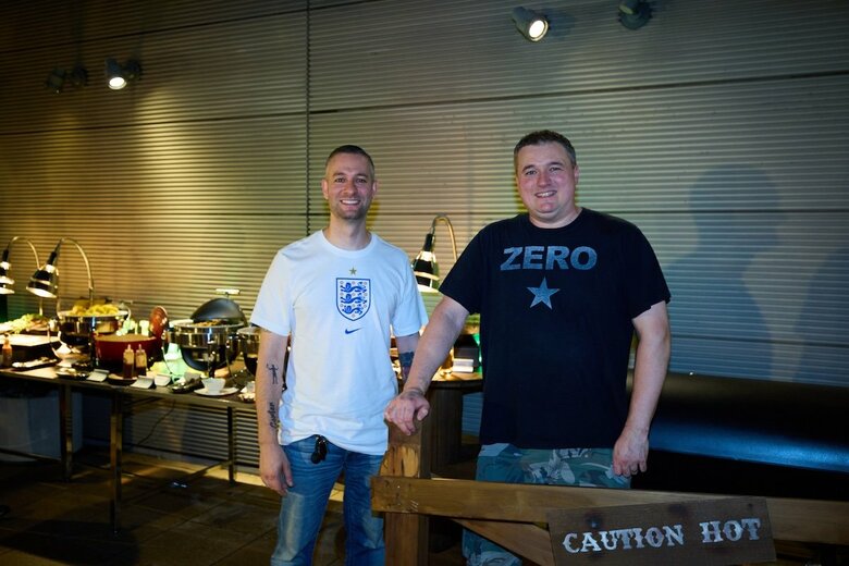 会場づくりを手がけた施設管理チームのクリス・イエンセン氏（左）とジョスリン・ウィメット氏（右）　井出友樹