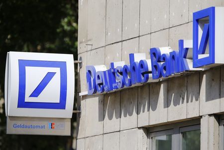 　１２月２０日、ドイツ銀行はインドネシア事業の資本金を１０兆ルピア（６億４５００万ドル）に倍増したことを明らかにした。写真は同行のロゴ。２０１６年７月、独ケルンで撮影（２０２３年　ロイター/Wolfgang Rattay）