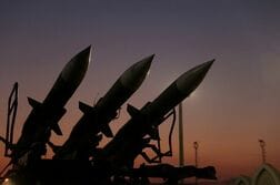 米イラン軍事応酬が激化、トランプ氏「イランは代償払うべき」