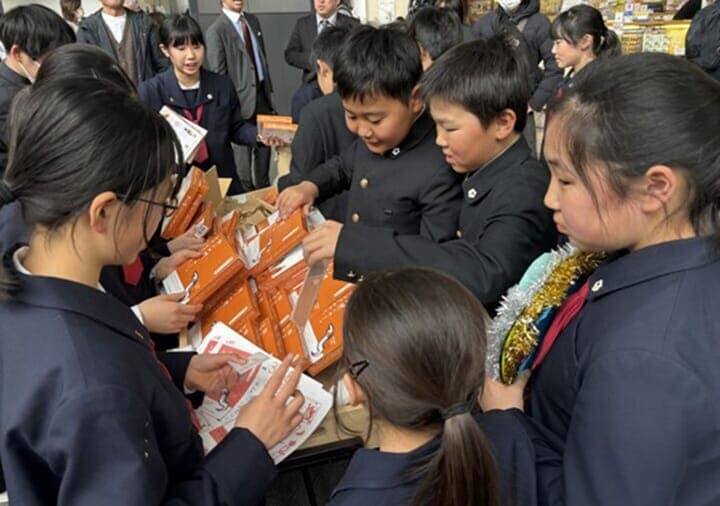 未利用魚を活用したレトルトカレーを販売する子どもたち