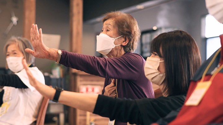 運動によるリハビリに取り組む利用者とスタッフの様子