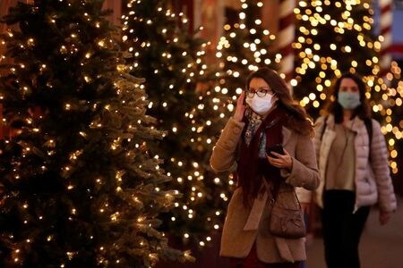 　１１月１６日、ロイターの集計によると、新型コロナウイルスの感染者は世界全体で５４２２万人を超え、死者は１３１万５６２８人となった。写真はパリで１２日撮影（２０２０年　ロイター／Gonzalo Fuentes）