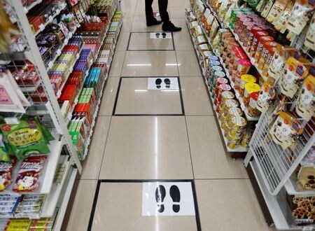 　１２月２１日、日本フランチャイズチェーン協会が発表した１１月の全国コンビニエンスストア売上高は、既存店ベースで前年同月比２．２％減の８５００億７７００万円と、９カ月連続のマイナスとなった。写真は都内のコンビニで４月撮影（２０２０年　ロイター／Issei Kato）