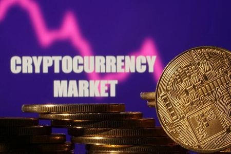 米検察当局は、暗号資産（仮想通貨）取引所マンゴー・マーケッツを利用して約１億１０００万ドルを盗もうとした男を詐欺と価格操作の罪で起訴した。写真は、Cryptocurrency marketと書かれた文字と株価下落を示すグラフを組み合わせイラスト処理されたもの。２０２２年１１月１０日に撮影。（２０２２年　ロイター／Dado Ruvic）