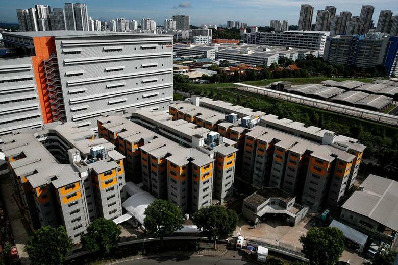 シンガポール政府は2日、新型コロナウイルス感染抑制のための規制措置を今後数週間で段階的に解除する方針を示した。写真は集団感染が発生した宿泊施設。4月29日、シンガポールで撮影（2020年　ロイターEdgar Su）