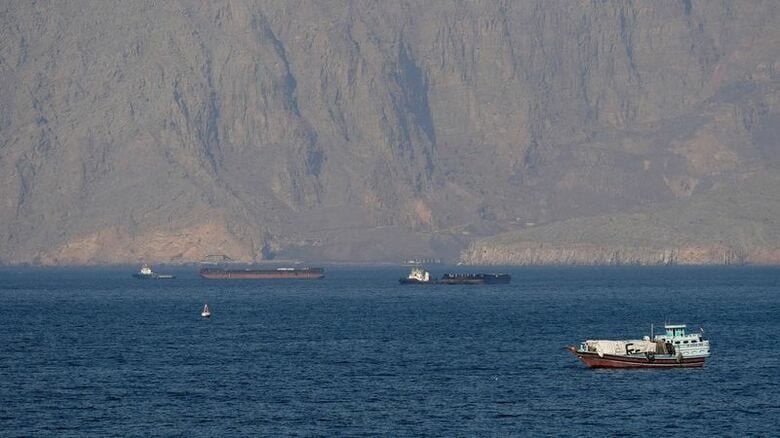 ホルムズ海峡に停泊中の船舶とタンカー。オマーン・ムサンダム沖で４月撮影。REUTERS/Stringer/File Photo