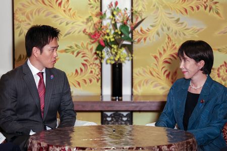 自民党と連立与党を組む日本維新の会の吉村洋文代表は１１日午前、今月の通常国会冒頭に高市早苗首相が衆議院解散を検討していると報じられていることについて「それほど驚きはない」と語った。写真は吉村氏（左）と高市氏。２０２５年１０月。、東京の国会内で撮影（２０２６年　ロイター/Kim Kyung-Hoon）