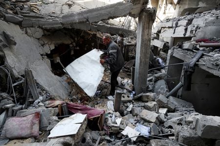 イスラエル軍は１８日、過去１日でパレスチナ自治区ガザの目標約４０カ所を空爆したと発表した。空爆された家、ガザ北部で１８日撮影（２０２５年　ロイター/Mahmoud Issa）