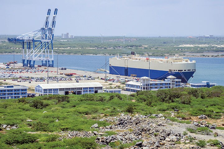 中国が権益を押さえたスリランカのハンバントタ港　Atul Loke-Bloomberg/GETTY IMAGES