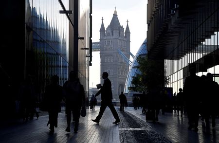 英国立統計局（ＯＮＳ）によると、失業保険申請件数は４月に前月比８５万６５００件急増し、２０９万７０００件と１９９６年以来の高水準となった。写真は２０１８年９月、ロンドンで撮影（２０２０年　ロイター/Toby Melville）