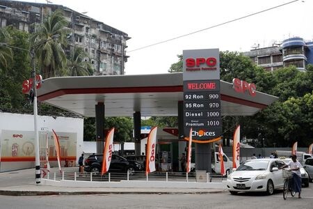 　３月６日、アジア時間の原油先物は下落。新型コロナウイルスの世界的な流行で原油需要が落ち込むとの懸念が強まるなか、石油輸出国機構（ＯＰＥＣ）が提案した追加減産にロシアなど非加盟国がまだ合意していないことが嫌気されている。写真はミャンマーのヤンゴンで昨年５月撮影（２０２０年　ロイター／Ann Wang）