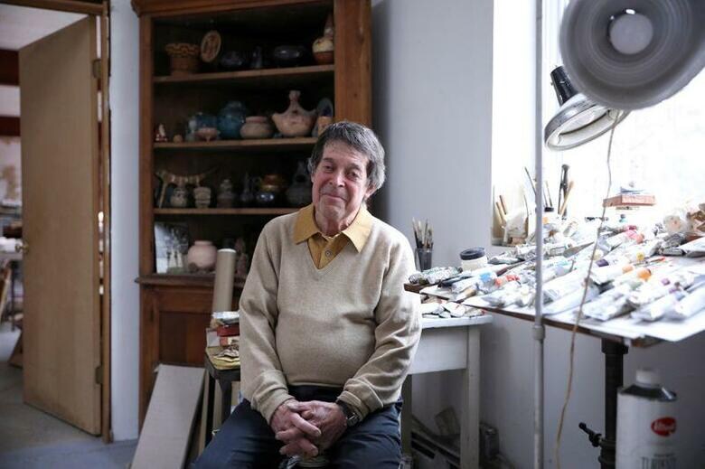 抽象画家のハワード・スミスさん。50年間連れ添った妻のロイスさんは、アルツハイマーを患い介護施設に。写真は4月5、ニューヨーク州ウォーカーバレーの自宅で撮影（2020年　ロイターCaitlin Ochs）