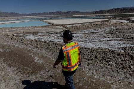 米エネルギー省は２０日、１４州の２５のバッテリー製造関連プロジェクトに３０億ドルを提供すると発表した。ネバダ州のリチウム製造施設で２０２２年撮影。（2024年　ロイター/Carlos Barria/File photo）