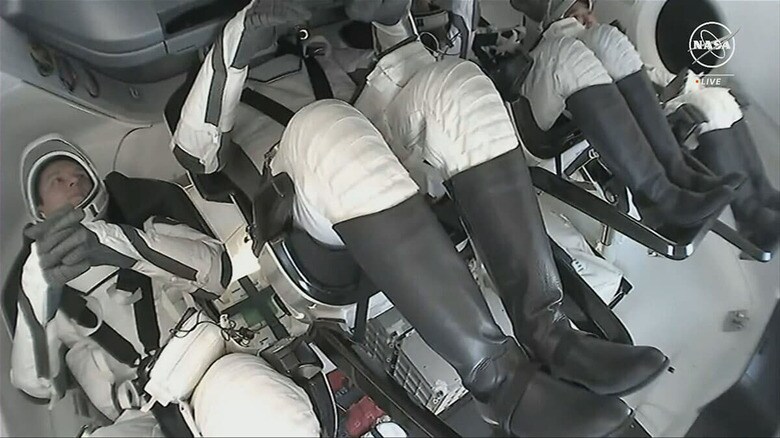 クルードラゴン宇宙船運用7号機（Crew-7）船内の古川聡宇宙飛行士らクルーの様子　JAXA/NASA