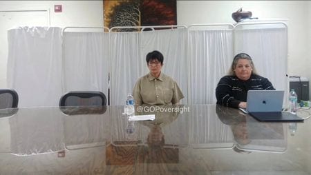 　少女買春あっせんで起訴され自殺した米富豪ジェフリー・エプスタイン氏の共犯者として服役しているギレーヌ・マクスウェル受刑者が９日、下院監視・政府改革委員会で証言に臨んだが、黙秘権を理由に質問への回答を拒否した。ビデオの静止画。提供写真（２０２６年　ロイター）