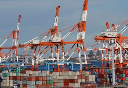 　１２月８日、財務省が発表した国際収支状況速報によると、１０月の経常収支は６４１億円の赤字だった。横浜港で２０１７年１月撮影（２０２１年　ロイター/Kim Kyung-Hoon）