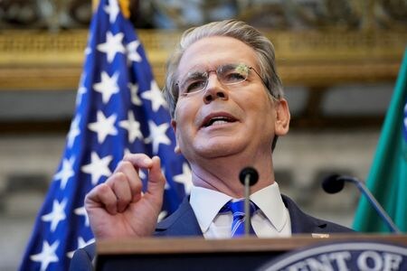 ベセント米財務長官は１５日、トランプ政権は中国の経済政策や輸出規制に対抗するために、主要企業への出資比率を引き上げて戦略的に重要な分野における支配権の強化を目指すと述べた。写真は１０月１５日、ワシントンで撮影（２０２５年　ロイター/Ken Cedeno）