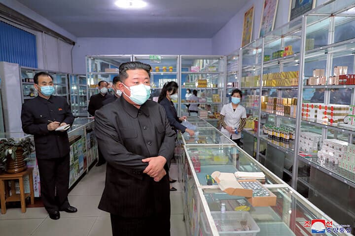 マスクを着用して平壌市内の薬局を視察に訪れた金正恩（5月15日配信）　KCNAｰREUTERS