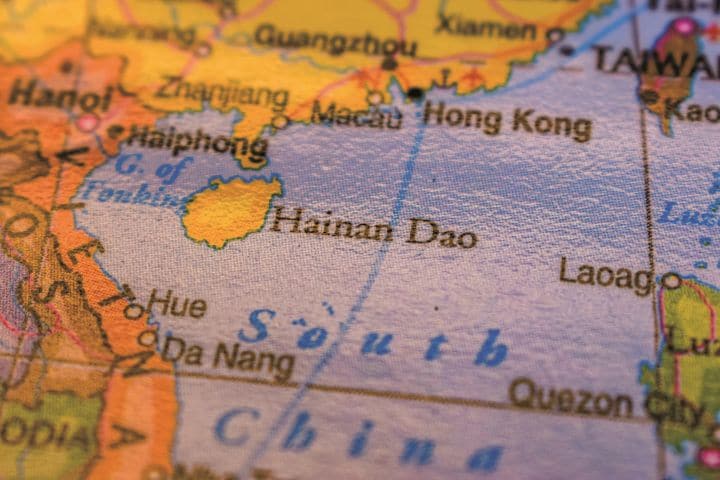 地図で見ると海南島は台湾、香港よりさらに南に位置する　BLUE MIST FILM STUDIOS/SHUTTERSTOCK