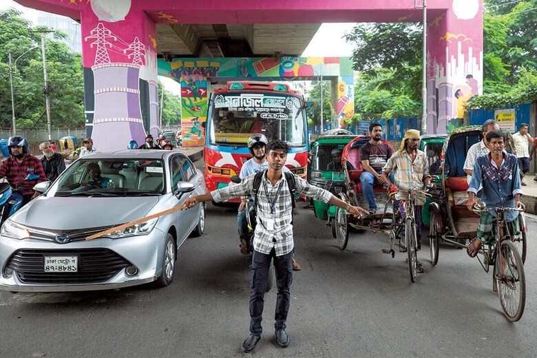 暫定政権発足当日、バングラデシュの首都ダッカで交通整理に当たる学生　AP/AFLO