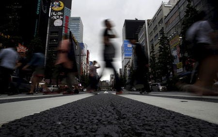 　５月２２日、過去最高益を更新する企業が相次いだ３月期決算。だが、「稼ぐ力」の復活を示唆する好業績とは裏腹に、楽観論を口にする企業は少数派だ。都内で１９日撮影(２０１５年　ロイター/YUYA SHINO)