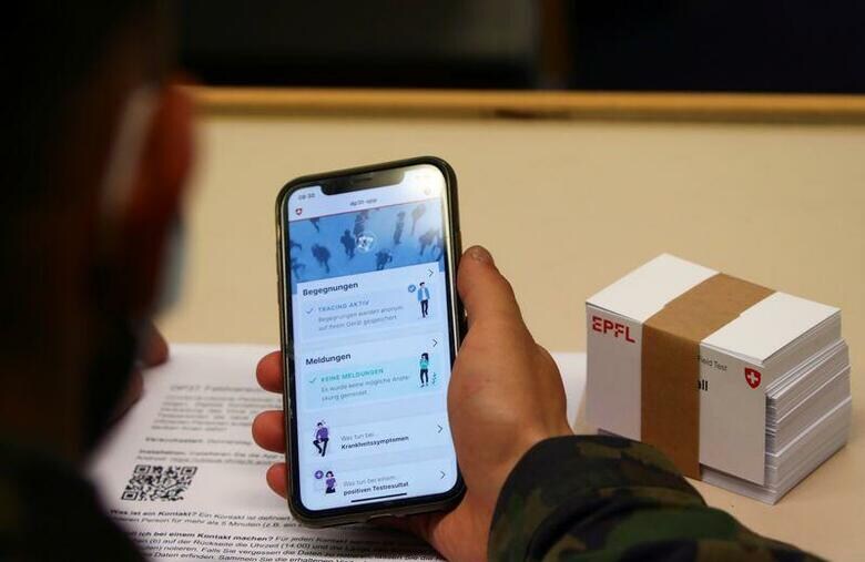 欧州連合(EU)欧州委員会は13日、加盟国政府に対し、スマートフォンを使って新型コロナウイルス感染者の接触者を追跡するアプリを導入するよう求めた。任意利用が前提となる。4月30日、スイスで撮影(2020年　ロイター/Denis Balibouse)