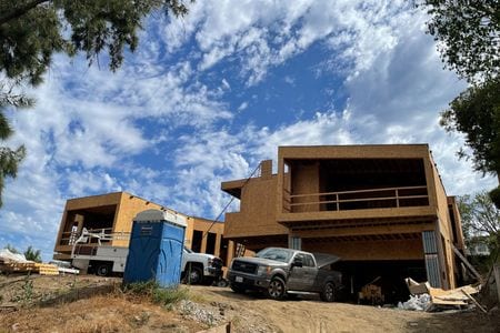 米商務省が２４日発表した６月の新築一戸建て住宅販売戸数（季節調整済み）は年率換算で前月比０．６％減の６１万７０００戸と、昨年１１月以来７カ月ぶりの低水準となった。２０２２年６月撮影（２０２４年　ロイター/Lucy Nicholson）