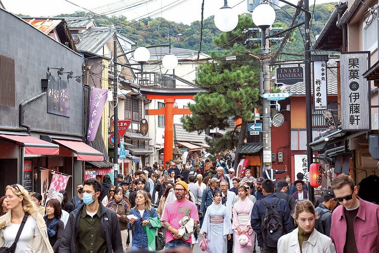 国内外の観光客で混雑する伏見稲荷神社付近（京都市、25年11月）　AFLO