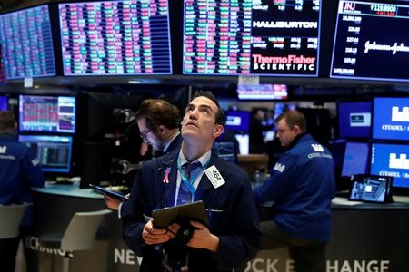 　３月２１日、米国株の空売り投資家は、過去１カ月の株価急落局面で大きな利益を手にした写真はニューヨーク証券取引所で２０日撮影（２０２０年　ロイター／Lucas Jackson）