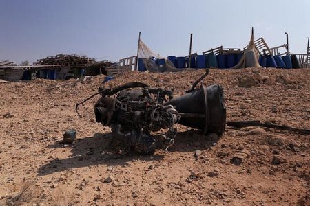 ４月１７日、Ｇ７は財務相・中央銀行総裁会議を開催し、イランによるイスラエル攻撃を非難した。写真はイスラエルのアラド近郊で１４日撮影した、ロケットブースターの残骸（２０２４年　ロイター／Christophe van der Perre）