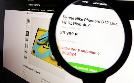 ２年前、ロシアがウクライナに対する全面侵攻を開始してまもなく、スポーツウエア大手のナイキは自社製品のロシア向け販売を停止した。だが、それでもロシアのサッカークラブ、ゼニトが所有するオンラインスポーツショップは営業を続けている。写真はロシアのオンラインショップに掲載されているナイキの靴。１１日撮影（２０２４年　ロイター／Dado Ruvic）