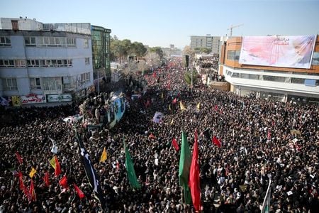　１月７日、米軍の空爆によって殺害されたイラン革命防衛隊の精鋭「コッズ部隊」のソレイマニ司令官の葬儀が、同氏の故郷である同国南東部ケルマンで行なわれ、司令官の死を悼む数万人が道路を埋め尽くした。写真はケルマンに集まった人々（２０２０年　ロイター/Mehdi Bolourian/Fars News Agency/WANA）