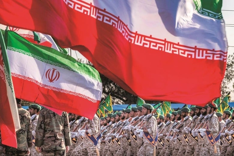 イラン国旗を掲げて行進する革命防衛隊（2024年）　MORTEZA NIKOUBAZL-NURPHOTO-REUTERS