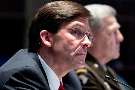 　７月１７日、エスパー米国防長官（写真）は南北戦争で奴隷制維持を目指して戦った南部諸州が掲げた南軍旗を米軍関連の施設で使用することを実質禁止した。７月９日、ワシントンの連邦議会で撮影（２０２０年　ロイター/Michael Reynolds）