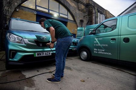 　欧州、米国の配送サービス産業において、スタートアップ企業がしのぎを削っている。写真はＥＶバンを充電する、パックフリートのトリスタン・トーマスＣＥＯ。ロンドンで２０２２年１０月撮影（２０２３年　ロイター／Nick Carey）