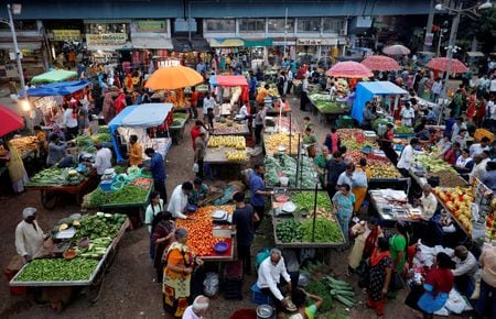 インド政府が１２日発表した７月の消費者物価指数（ＣＰＩ）は前年比１．５５％と、野菜や豆類など食品価格の下落を背景に８年ぶりにインド準備銀行（中央銀行）の目標水準を下回った。２０２３年８月、アーメダバードのマーケットで撮影（２０２５年　ロイター/Amit Dave）