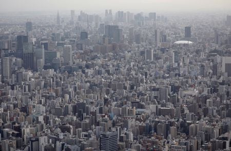 写真は東京のオフィスビルや住宅地。2019年6月、東京で撮影。  REUTERS/Issei Kato
