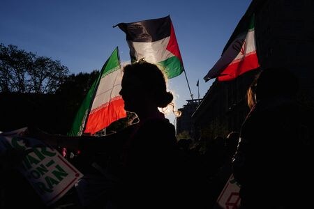 4月7日、ホワイトハウス前でイランへの攻撃に対する抗議活動を行う人々。REUTERS/Nathan Howard