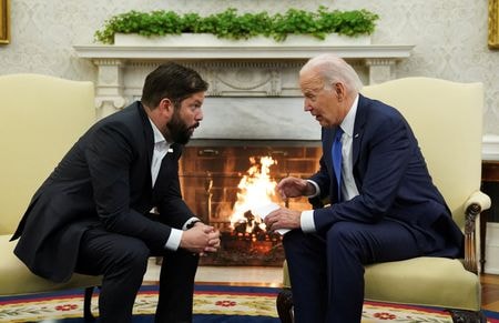 　チリのボリッチ大統領は２日、バイデン米大統領とホワイトハウスで会談し、イスラエルの行動は国際法に違反しているとの考えを伝えた。２日撮影（２０２３年　ロイター／Kevin Lamarque）