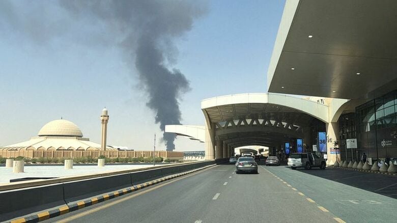 2026年9月19日、サウジアラビアの首都リヤドにあるキング・ハリド国際空港から、黒煙が立ち上った。REUTERS/Stringer